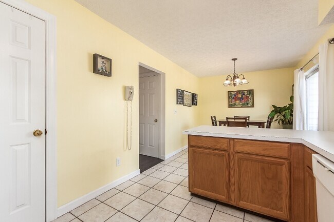 Building Photo - 902 Charleston Way Dr