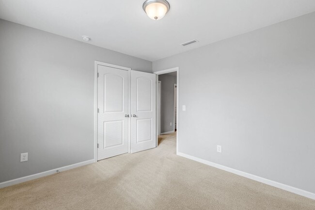 Building Photo - Newer Home in Reedy Fork, SS Appliance, Granite Counter-tops, Island, Office, Den, FP, Loft, Gara...