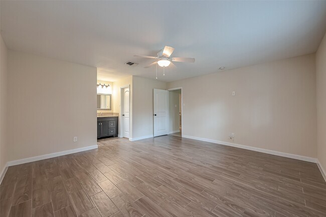 Building Photo - 25907 Glen Loch Dr