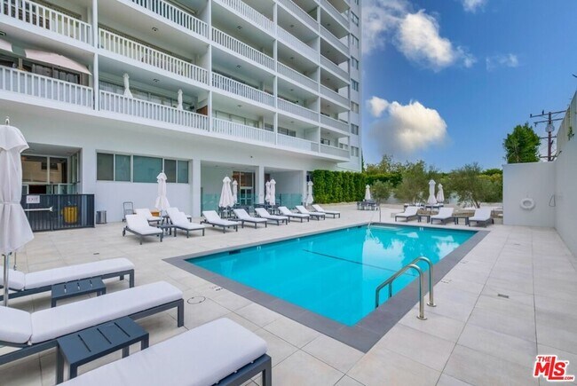 Building Photo - 999 N Doheny Dr