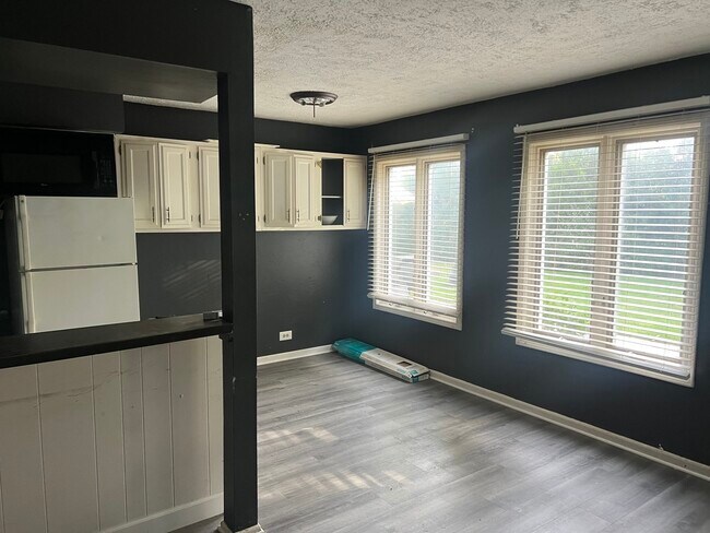 Building Photo - 1085 Cove Dr