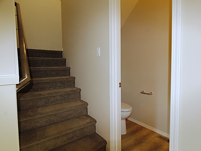 Building Photo - Modern 3x2.5 End Unit Townhome Retreat in NE Bend