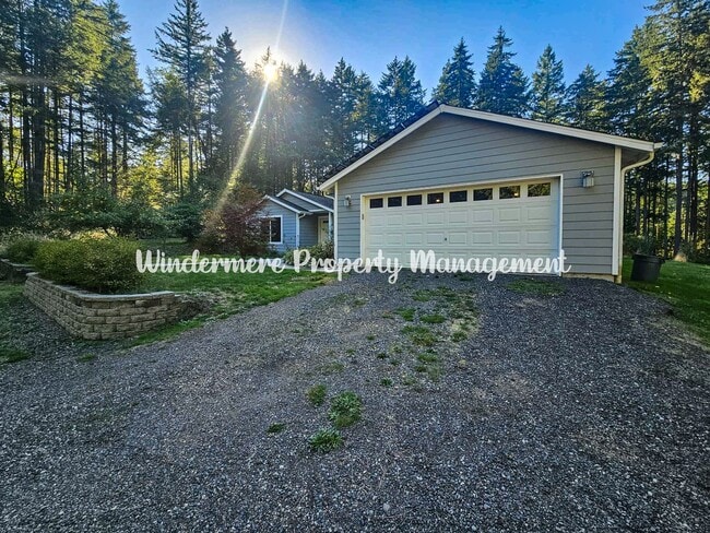 Building Photo - Immaculate rambler on large lot in Olalla