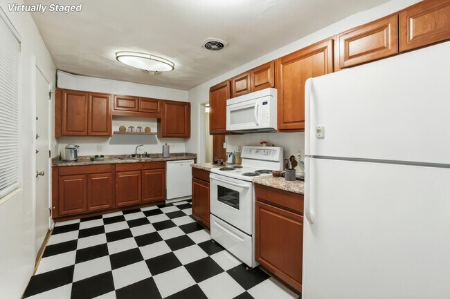 Building Photo - 3 Bedroom House with Huge Backyard!