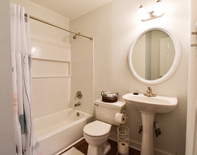 Building Photo - Welcome to this charming 3-bedroom, 1-bath...