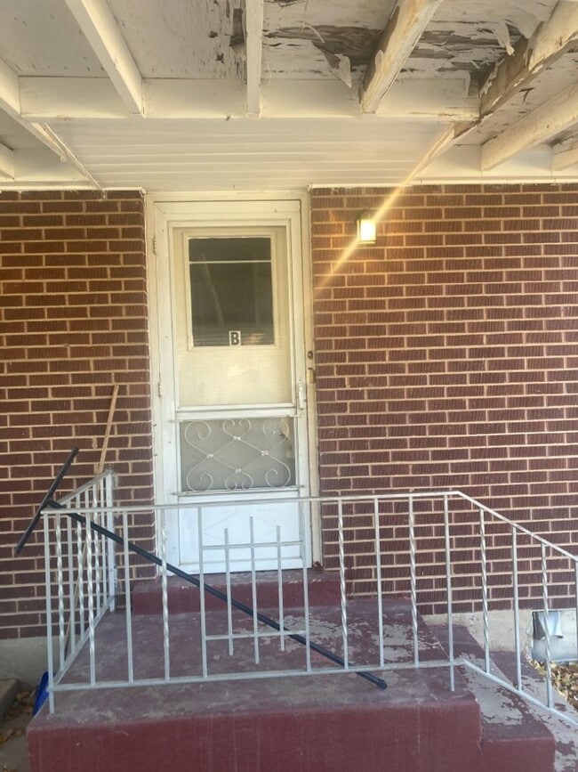 Building Photo - Move-In Bonus - 2 bed, 1 bath Basement Apa...