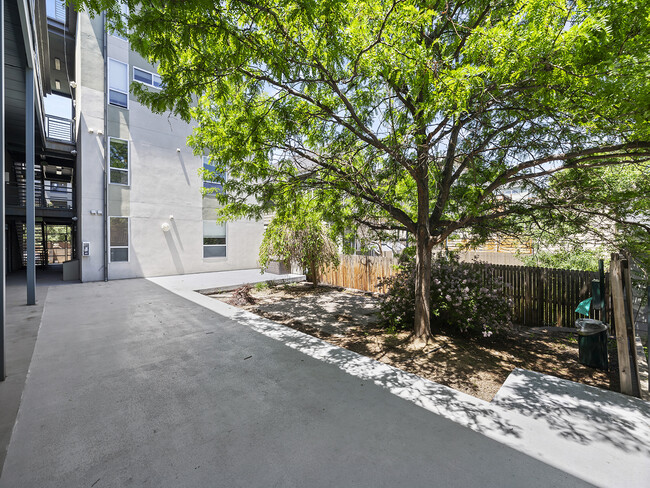 Building Photo - Modern 2 Bedroom Condo in LoHi