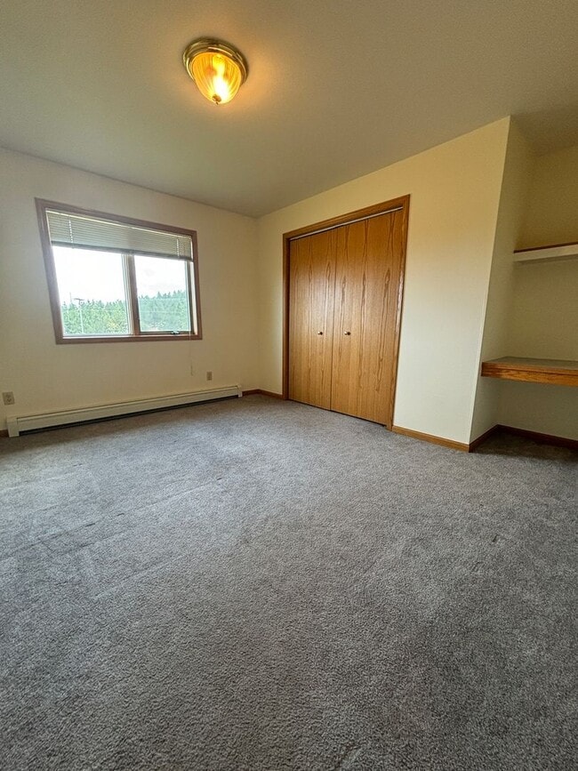 Building Photo - Updated 2 bedroom apartment Near St Peters
