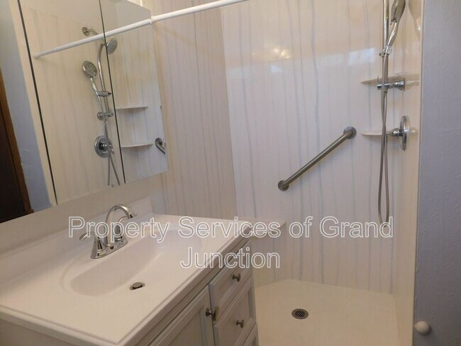 Building Photo - 2422 1/2 Hidden Valley Drive