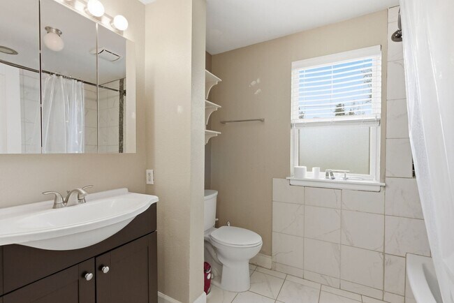 Building Photo - Modern & Cozy Spokane Retreat | Prime Location Near South Hill