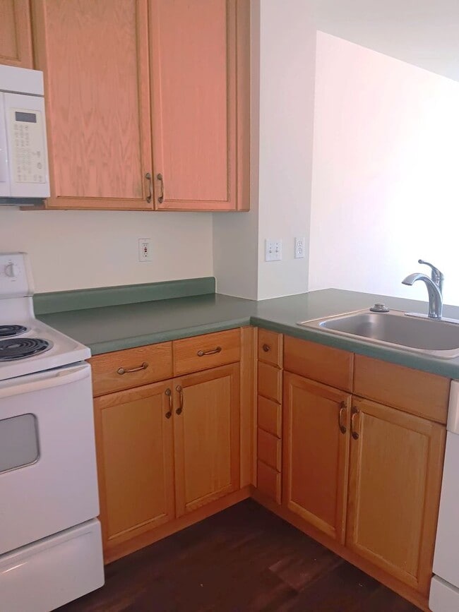 Building Photo - WEST SIDE - SPACIOUS TWO STORY 3 BED/2.5 BATH DUPLEX!