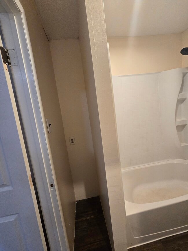 Building Photo - 619 Morrell St