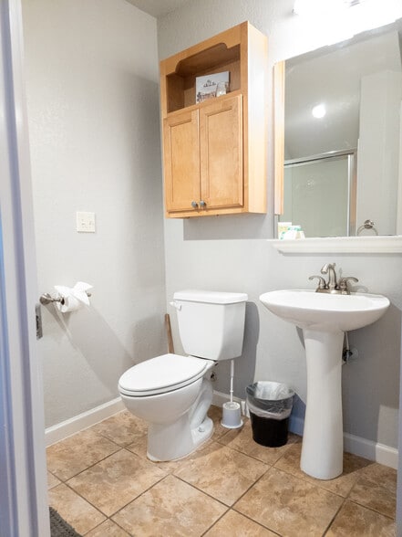 Bathroom with shower - Ground Floor - 118 Pretti Pt