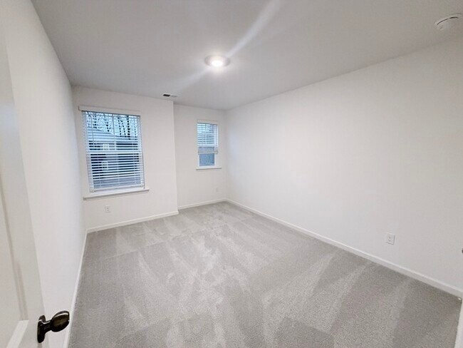 Building Photo - 532 Red Dragon Dr