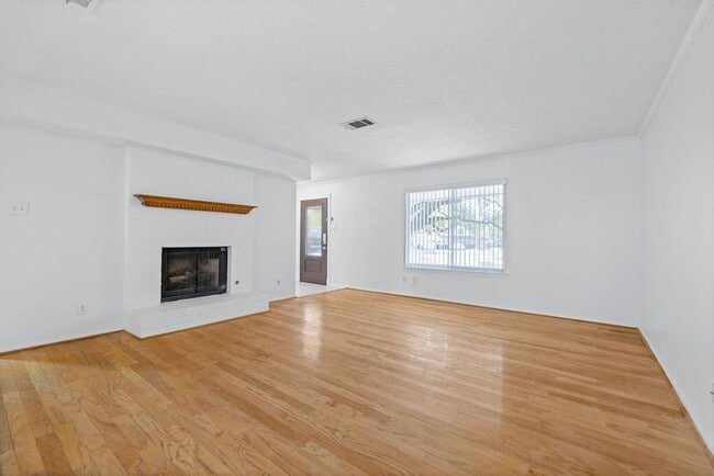 Building Photo - Happiness on Harcourt!