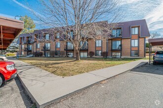 Building Photo - Bright & Spacious 1BD/1BA Top-Floor Unit w...