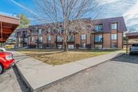Building Photo - Bright & Spacious 1BD/1BA Top-Floor Unit w...