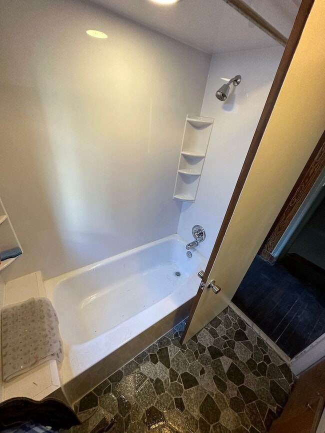 Building Photo - 2 Bed, 1 Bath Home in Greenfield - Convenient Location, Bonus Room - Available May 2026