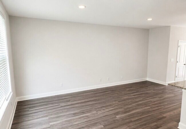 Building Photo - 394 Oakwood Dr NW