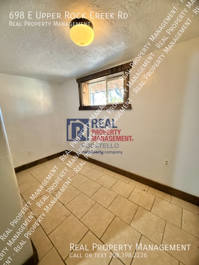 Building Photo - 698 E Upper Rock Creek Rd