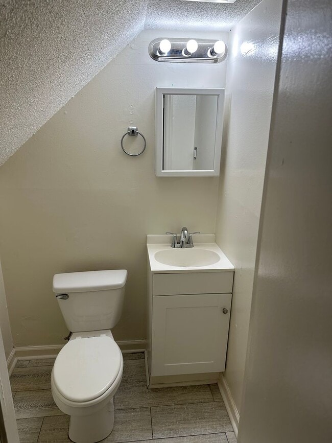 Building Photo - Spacious 2bedroom Townhome (500.00 off first full months rent ) Apply by 4/20/2026