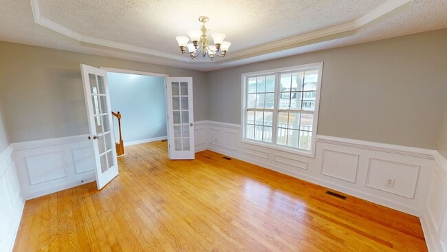 Building Photo - Open Floor Plan with Fenced Back Yard in L...
