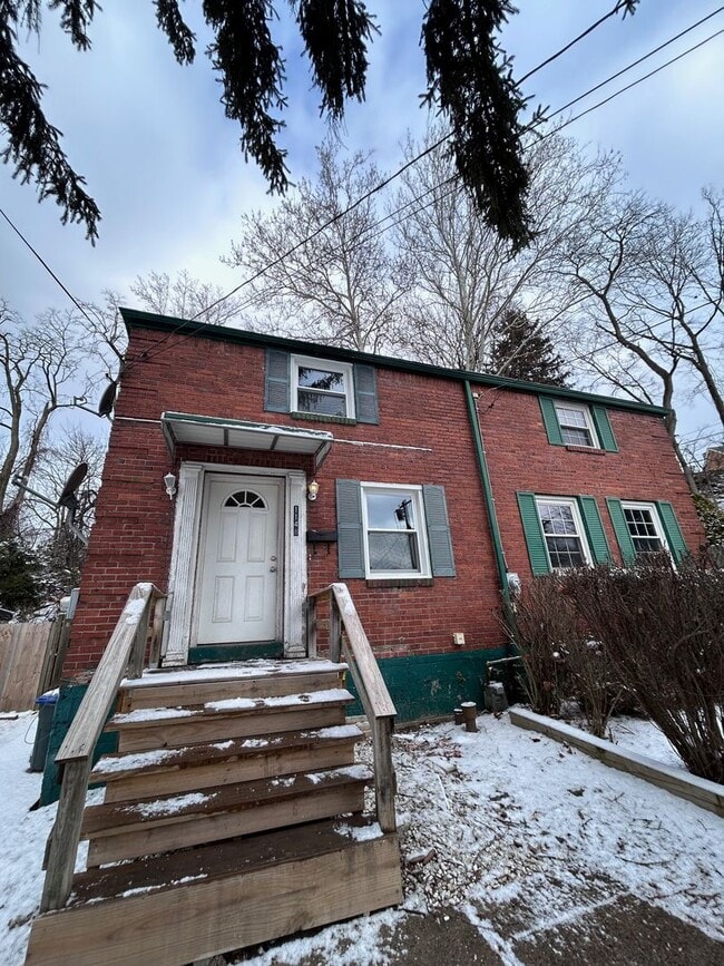 Building Photo - Newly Renovated 2 Bedroom Townhome
