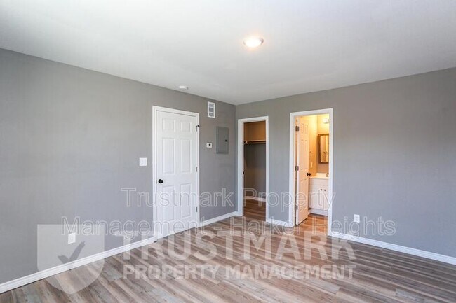 Building Photo - 501-504 Root Ave