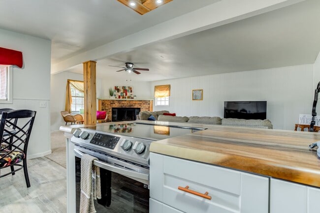 Building Photo - Chic 3 Bedroom in Caprock