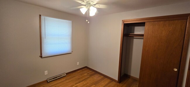 Building Photo - 3-4 bedroom ranch with attached garage, fe...