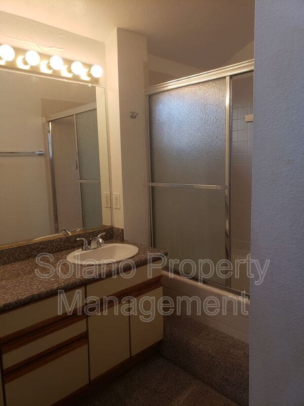 Building Photo - 654 Catalina Cir