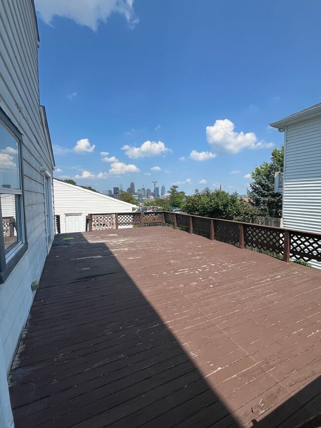 Building Photo - Three Bed, Two Bath with 2 Car Garage in N...