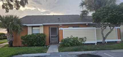 Building Photo - SILVER PARK VILLAS