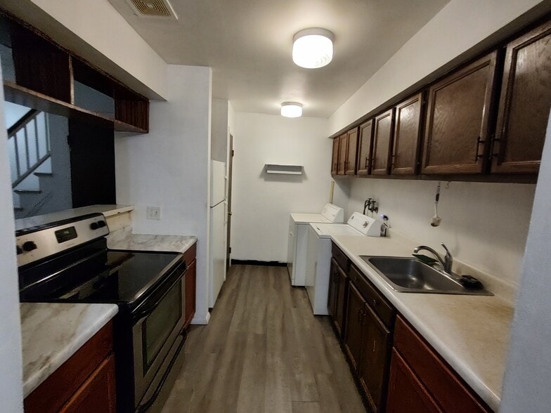 Building Photo - 1291 N Glen Cir