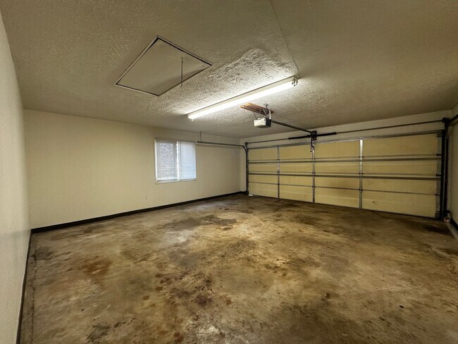 Building Photo - Spacious 3 bedroom/ 2.5 bath home near Exi...