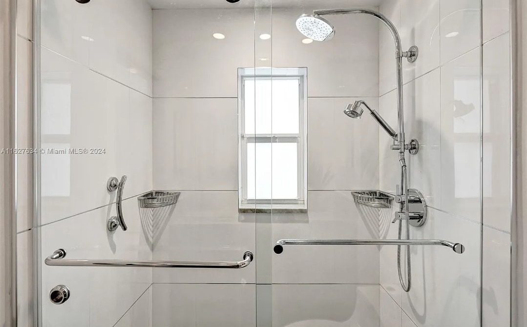 Building Photo - 1001 NE 17th Ct