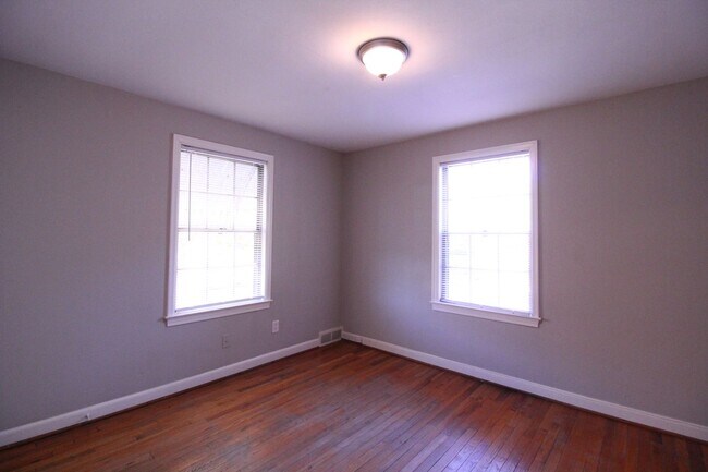 Building Photo - January FREE On This 2 Bedroom 1 Bath Duplex In The Waldo Area