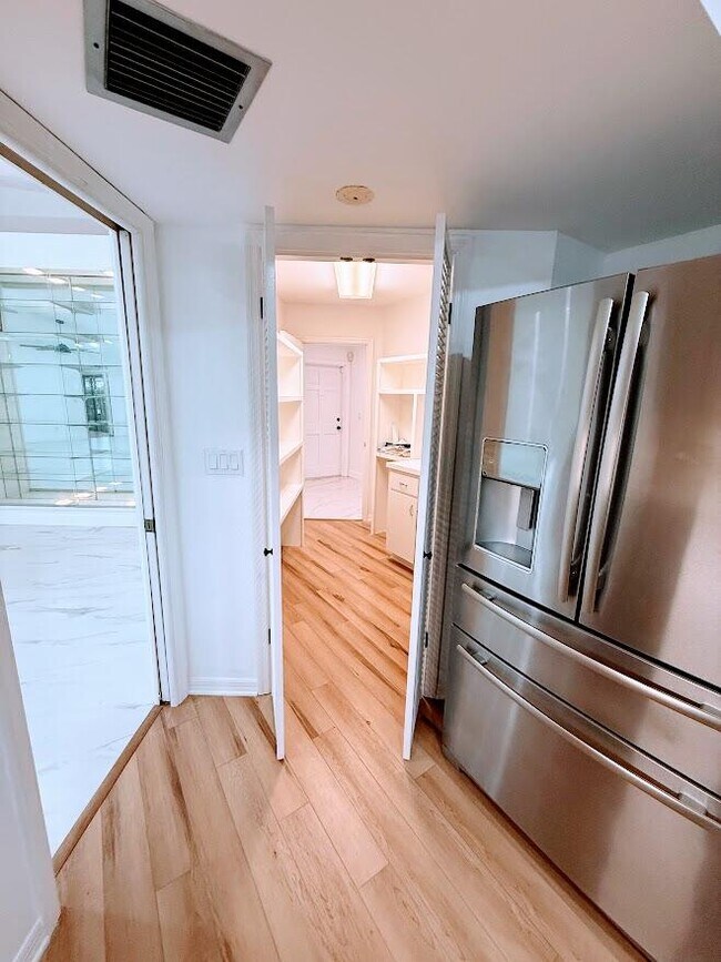 Building Photo - 465 SE Naranja Ave