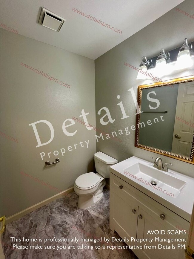 Building Photo - **COMING SOON** 3 BR bedroom Silverdale Townhouse