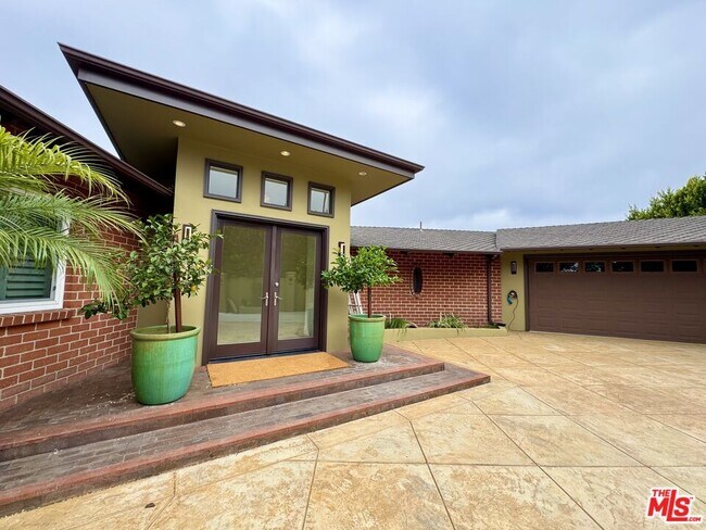 Building Photo - 2255 Westridge Rd