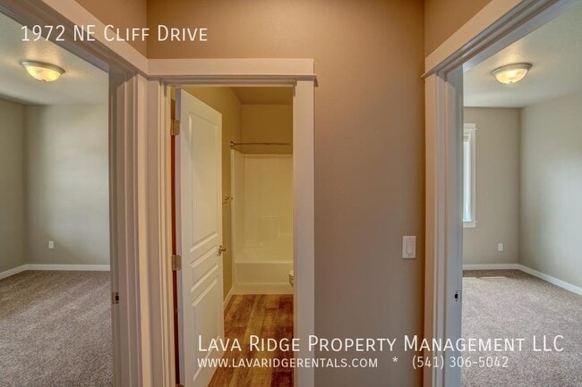 Building Photo - 1972 NE Cliff Dr