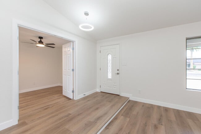 Building Photo - 2607 E Larkspur Dr