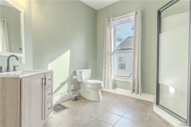 Building Photo - 363 Brainard St