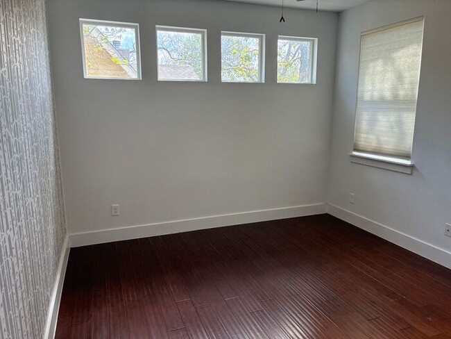 Building Photo - 3BR/2.5BA w/ Fenced Yard + Assigned Parking in Austin, TX