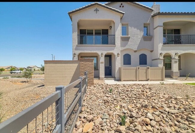 Building Photo - Like New Luxurious Model Home in Warner Meadows!