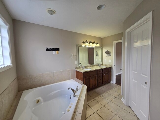 Building Photo - 309 Eureka Way