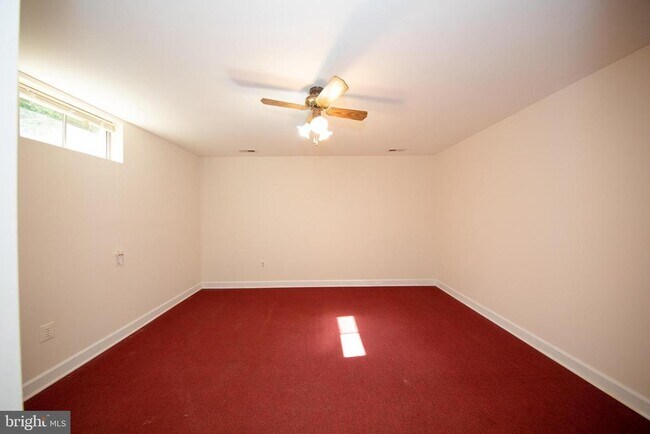 Building Photo - 210 King Johns Ct