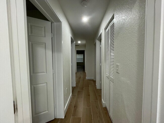 Building Photo - 12472 SW 44th Ct