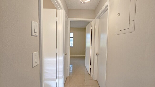 Building Photo - 416 Lakeside Dr