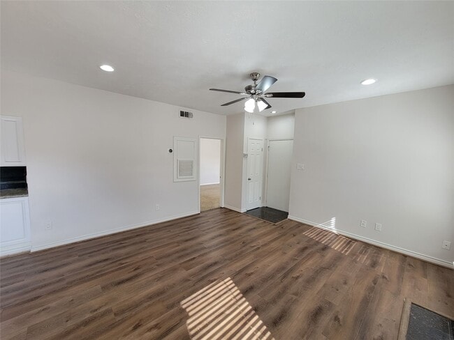 Building Photo - 2025 Augusta Dr